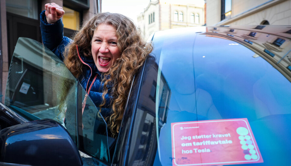 – Det gir helt klart en bismak å være Tesla-eier i dag, sier Tuva Moflag (Ap). Nå har hun klistret sin støtte til streiken i frontruta. – Det gir helt klart en bismak å være Tesla-eier i dag, sier Tuva Moflag (Ap). Nå har hun klistret sin støtte til streiken i frontruta.