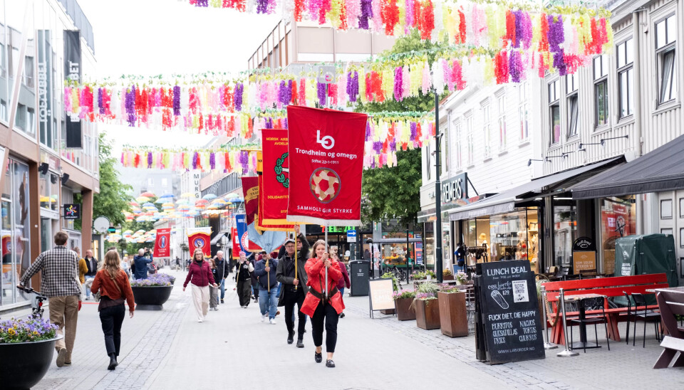 FANEMARSJ I TRONHEIM SENTRUM: 15 faner vaiet gjennom gatene i sentrum da fagbevegelsen LOs bursdag FANEMARSJ I TRONHEIM SENTRUM: 15 faner vaiet gjennom gatene i sentrum da fagbevegelsen LOs bursdag