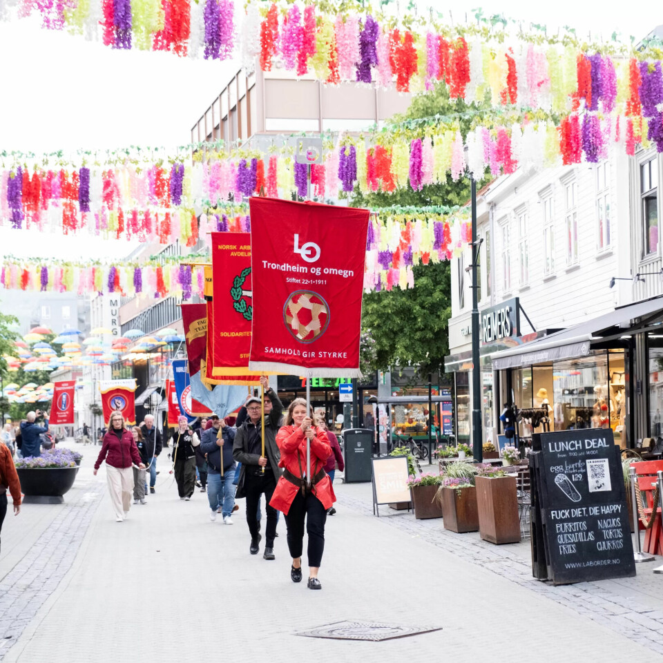 FANEMARSJ I TRONHEIM SENTRUM: 15 faner vaiet gjennom gatene i sentrum da fagbevegelsen LOs bursdag FANEMARSJ I TRONHEIM SENTRUM: 15 faner vaiet gjennom gatene i sentrum da fagbevegelsen LOs bursdag