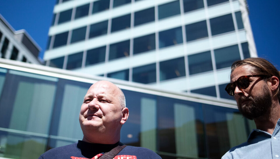 DISKRIMINERING: – Slutt å diskriminere, ropte Roger Dehlin, leder i Fagforbundet Oslo, opp mot Spekter under fredagens fanemarkering i forbindelse med sykehusstreiken. Her står han sammen med Ola Laskemoen, sekretær i Fagforbundet Oslo. Bak ruver bygget der Spekter har kontor. DISKRIMINERING: – Slutt å diskriminere, ropte Roger Dehlin, leder i Fagforbundet Oslo, opp mot Spekter under fredagens fanemarkering i forbindelse med sykehusstreiken. Her står han sammen med Ola Laskemoen, sekretær i Fagforbundet Oslo. Bak ruver bygget der Spekter har kontor.