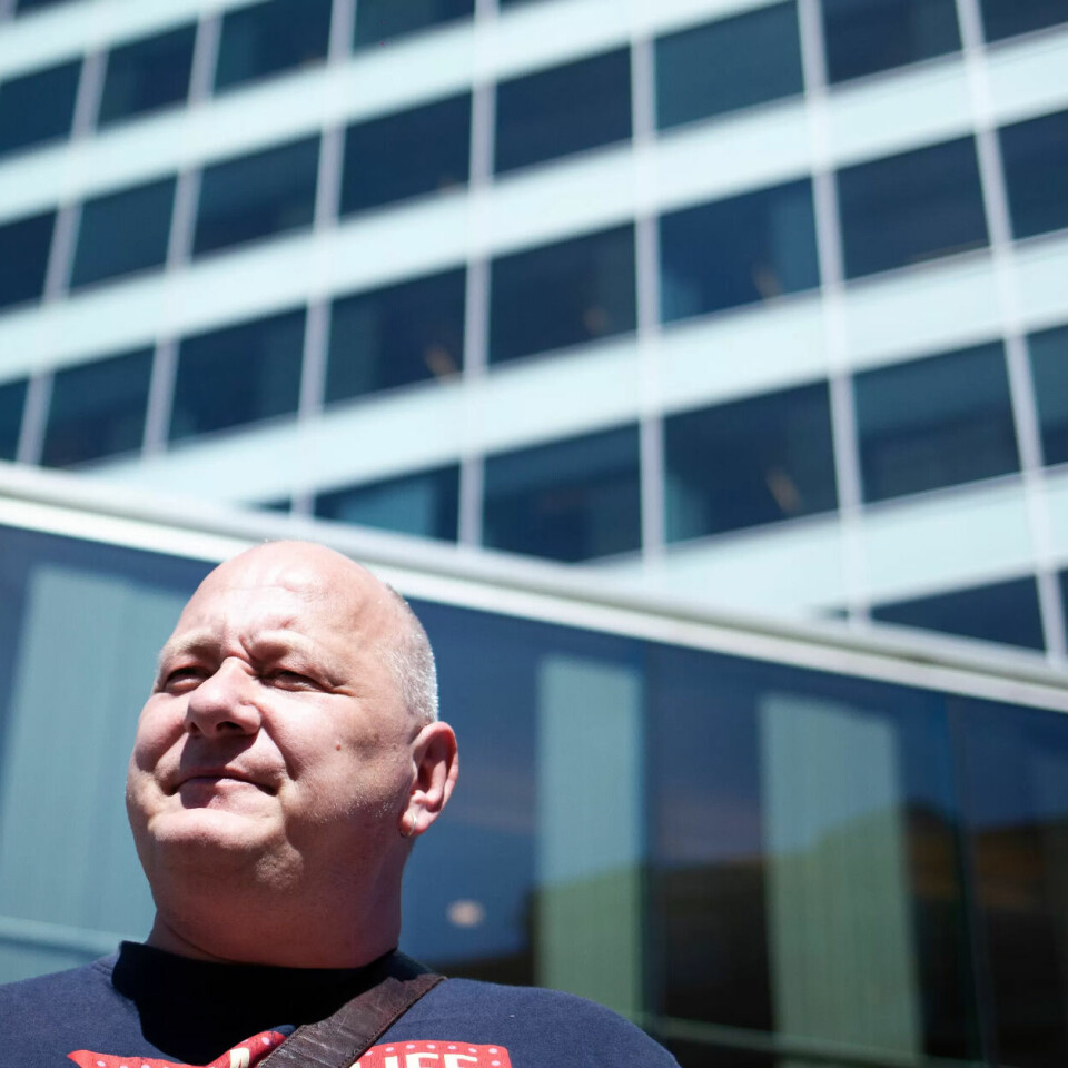 DISKRIMINERING: – Slutt å diskriminere, ropte Roger Dehlin, leder i Fagforbundet Oslo, opp mot Spekter under fredagens fanemarkering i forbindelse med sykehusstreiken. Her står han sammen med Ola Laskemoen, sekretær i Fagforbundet Oslo. Bak ruver bygget der Spekter har kontor. DISKRIMINERING: – Slutt å diskriminere, ropte Roger Dehlin, leder i Fagforbundet Oslo, opp mot Spekter under fredagens fanemarkering i forbindelse med sykehusstreiken. Her står han sammen med Ola Laskemoen, sekretær i Fagforbundet Oslo. Bak ruver bygget der Spekter har kontor.