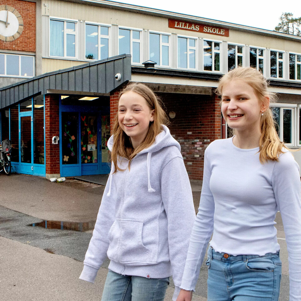 UTEN LEKSER: Anna Emilia Lidstrøm (12) og Kornelia Wilhelmsen Vedvik (12) gjør aldri lekser. De er litt redde for å lære for lite. UTEN LEKSER: Anna Emilia Lidstrøm (12) og Kornelia Wilhelmsen Vedvik (12) gjør aldri lekser. De er litt redde for å lære for lite.