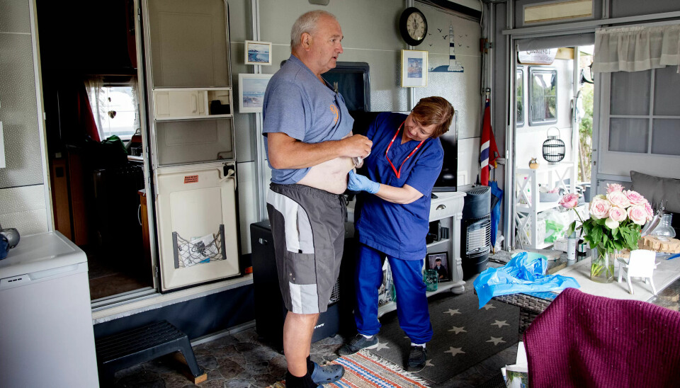 FERIENS NØKKELPERSON: Ove Ølmheim tordde det var slutt på ferielivet i «vogna» da han måtte ha hjelp fra hjemmetjenesten hver dag. Men nå ferierer han nesten som før, takket være Grete Kile og hennes kolleger i hjemmetjenesten på Hvaler. FERIENS NØKKELPERSON: Ove Ølmheim tordde det var slutt på ferielivet i «vogna» da han måtte ha hjelp fra hjemmetjenesten hver dag. Men nå ferierer han nesten som før, takket være Grete Kile og hennes kolleger i hjemmetjenesten på Hvaler.