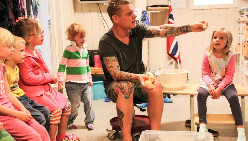 FLERE MENN: Det er et politisk mål at to av ti ansatte i barnehagene er menn. Prosjektet 'Lekeressurs' skal bidra til dette. (Illustrasjonsfoto). FLERE MENN: Det er et politisk mål at to av ti ansatte i barnehagene er menn. Prosjektet 'Lekeressurs' skal bidra til dette. (Illustrasjonsfoto).