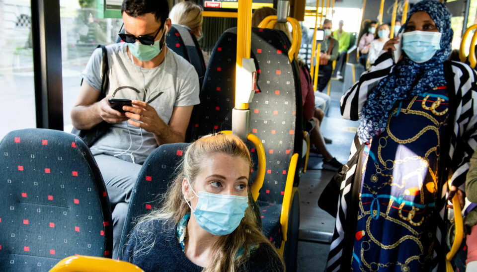Sara Brinkmann (foran) bruker også munnbind på jobb i filmbransjen, og fulgte selvfølgelig rådet om å bruke det på bussen også. Sara Brinkmann (foran) bruker også munnbind på jobb i filmbransjen, og fulgte selvfølgelig rådet om å bruke det på bussen også.