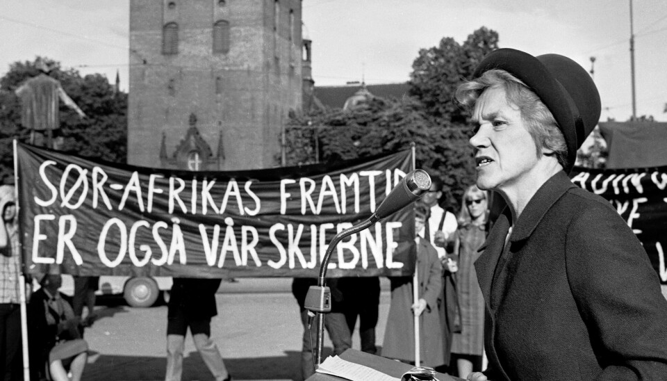 AASE LIONÆS: En pioner i anti-fascistisk arbeid i Norge. Her holder hun appell på en støtte-demonstrasjon for Nelson Mandela i Oslo juni 1964. AASE LIONÆS: En pioner i anti-fascistisk arbeid i Norge. Her holder hun appell på en støtte-demonstrasjon for Nelson Mandela i Oslo juni 1964.