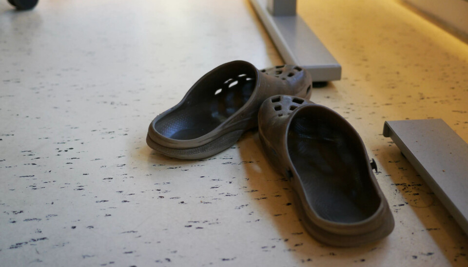 SLITT: Slik er en ekte byråkrat skodd? Crocsen til Reza Monajemi, kjøpt på stranda i Spania, ser ut som om de er godt brukt. SLITT: Slik er en ekte byråkrat skodd? Crocsen til Reza Monajemi, kjøpt på stranda i Spania, ser ut som om de er godt brukt.