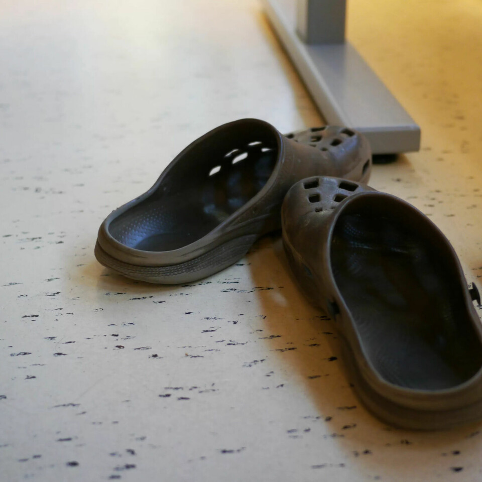 SLITT: Slik er en ekte byråkrat skodd? Crocsen til Reza Monajemi, kjøpt på stranda i Spania, ser ut som om de er godt brukt. SLITT: Slik er en ekte byråkrat skodd? Crocsen til Reza Monajemi, kjøpt på stranda i Spania, ser ut som om de er godt brukt.