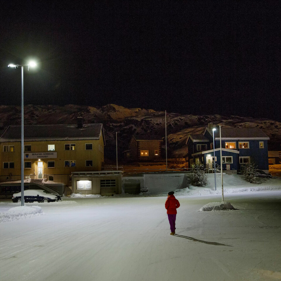LEGE I MØRKETID: Hjemme i Bergen har hun mann og tre tenåringsbarn. I Berlevåg bor hun alene. – Arbeidsukene i Finnmark er en slags husmorferie, sier Hanne-Heszlein Lossius. LEGE I MØRKETID: Hjemme i Bergen har hun mann og tre tenåringsbarn. I Berlevåg bor hun alene. – Arbeidsukene i Finnmark er en slags husmorferie, sier Hanne-Heszlein Lossius.