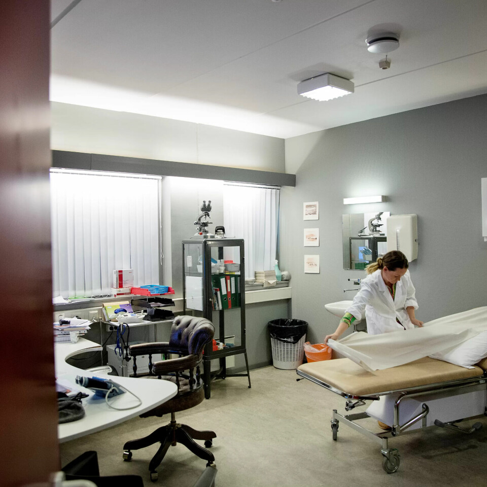 FASTLEGE: -Jeg har en diskusjon gående med sjefen min om den hvite frakken. Jeg vil helst ikke bruke den, sier kommunelege Hanne Heszlein-Lossius. FASTLEGE: -Jeg har en diskusjon gående med sjefen min om den hvite frakken. Jeg vil helst ikke bruke den, sier kommunelege Hanne Heszlein-Lossius.