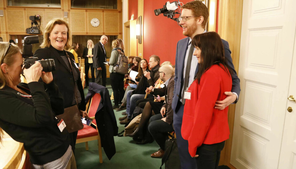 May-Britt Sundal og APs Martin Henriksen før høringen om bemanningsnorm i barnehagene. May-Britt Sundal og APs Martin Henriksen før høringen om bemanningsnorm i barnehagene.