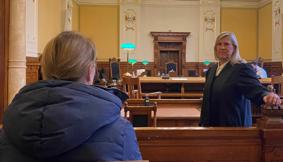 Fra Høyesteretts behandling av oppsigelsessaken. Nå har retten slått fast at helsefagarbeideren (med ryggen til) mister jobben. - En streng dom, mener advokat Anne-Gry Rønning-Aaby. Fra Høyesteretts behandling av oppsigelsessaken. Nå har retten slått fast at helsefagarbeideren (med ryggen til) mister jobben. - En streng dom, mener advokat Anne-Gry Rønning-Aaby.