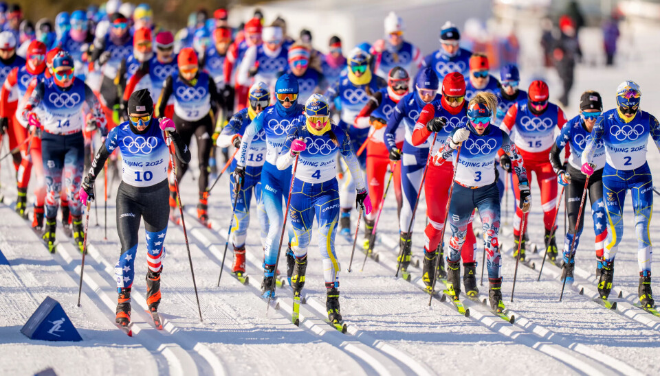 KVINNE-LANGRENN: Therese Johaug (startnr 2 til høyre) gjorde nordmenn ekstra stolte tre ganger under OL i Beijing i år da hun hanket inn gullmedaljer i 10km klassisk, 15 km skiathlon og 30km fristil. Men hadde vi nordmenn fått det som vi ville i 1952, hadde ikke kvinner fått gå denne typen langrenn i OL. Heldigvis for Johaug og den norske folkesjela etter Beijing ønsket alle andre land å tillate kvinne-langrenn, så Norges ønske ble ikke hørt. Aftenpostens Olympiaposten-utgave skrev blant annet følgende i en reportasje fra OL -52: «Nummer to ser omtrent ut som en strandet sild. Hun gisper etter luft og er grågrønn i ansiktet. Jeg har alltid hørt at idrett skaper skjønnhet, men ti kilometers renn for damer skaper så visst ingen skjønnhet. Nummer 17 kommer inn, rødfiolett og snørrete. Hun blir snytt i nesa av rennledelsen etter at målstreken er passert. Frankrike vakler i land. Det er ikke pent å se på. Det er tydelig at dette ikke er noen sport for kvinner.» KVINNE-LANGRENN: Therese Johaug (startnr 2 til høyre) gjorde nordmenn ekstra stolte tre ganger under OL i Beijing i år da hun hanket inn gullmedaljer i 10km klassisk, 15 km skiathlon og 30km fristil. Men hadde vi nordmenn fått det som vi ville i 1952, hadde ikke kvinner fått gå denne typen langrenn i OL. Heldigvis for Johaug og den norske folkesjela etter Beijing ønsket alle andre land å tillate kvinne-langrenn, så Norges ønske ble ikke hørt. Aftenpostens Olympiaposten-utgave skrev blant annet følgende i en reportasje fra OL -52: «Nummer to ser omtrent ut som en strandet sild. Hun gisper etter luft og er grågrønn i ansiktet. Jeg har alltid hørt at idrett skaper skjønnhet, men ti kilometers renn for damer skaper så visst ingen skjønnhet. Nummer 17 kommer inn, rødfiolett og snørrete. Hun blir snytt i nesa av rennledelsen etter at målstreken er passert. Frankrike vakler i land. Det er ikke pent å se på. Det er tydelig at dette ikke er noen sport for kvinner.»
