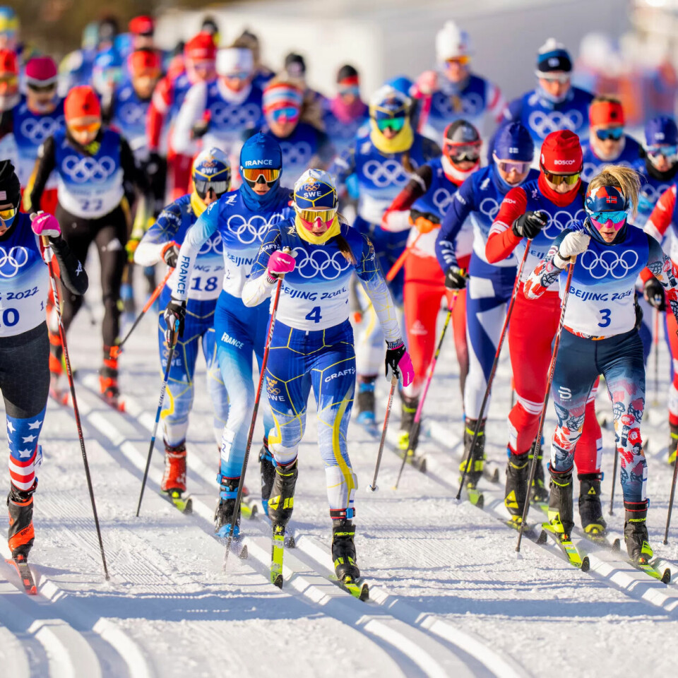 KVINNE-LANGRENN: Therese Johaug (startnr 2 til høyre) gjorde nordmenn ekstra stolte tre ganger under OL i Beijing i år da hun hanket inn gullmedaljer i 10km klassisk, 15 km skiathlon og 30km fristil. Men hadde vi nordmenn fått det som vi ville i 1952, hadde ikke kvinner fått gå denne typen langrenn i OL. Heldigvis for Johaug og den norske folkesjela etter Beijing ønsket alle andre land å tillate kvinne-langrenn, så Norges ønske ble ikke hørt. Aftenpostens Olympiaposten-utgave skrev blant annet følgende i en reportasje fra OL -52: «Nummer to ser omtrent ut som en strandet sild. Hun gisper etter luft og er grågrønn i ansiktet. Jeg har alltid hørt at idrett skaper skjønnhet, men ti kilometers renn for damer skaper så visst ingen skjønnhet. Nummer 17 kommer inn, rødfiolett og snørrete. Hun blir snytt i nesa av rennledelsen etter at målstreken er passert. Frankrike vakler i land. Det er ikke pent å se på. Det er tydelig at dette ikke er noen sport for kvinner.» KVINNE-LANGRENN: Therese Johaug (startnr 2 til høyre) gjorde nordmenn ekstra stolte tre ganger under OL i Beijing i år da hun hanket inn gullmedaljer i 10km klassisk, 15 km skiathlon og 30km fristil. Men hadde vi nordmenn fått det som vi ville i 1952, hadde ikke kvinner fått gå denne typen langrenn i OL. Heldigvis for Johaug og den norske folkesjela etter Beijing ønsket alle andre land å tillate kvinne-langrenn, så Norges ønske ble ikke hørt. Aftenpostens Olympiaposten-utgave skrev blant annet følgende i en reportasje fra OL -52: «Nummer to ser omtrent ut som en strandet sild. Hun gisper etter luft og er grågrønn i ansiktet. Jeg har alltid hørt at idrett skaper skjønnhet, men ti kilometers renn for damer skaper så visst ingen skjønnhet. Nummer 17 kommer inn, rødfiolett og snørrete. Hun blir snytt i nesa av rennledelsen etter at målstreken er passert. Frankrike vakler i land. Det er ikke pent å se på. Det er tydelig at dette ikke er noen sport for kvinner.»