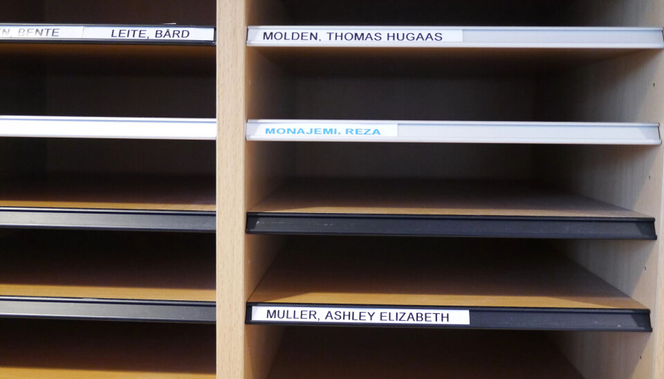 ARBEIDSVERKTØY: Datamaskina og mobilen er de viktigste arbeidsverktøyene. – Jeg har et mantra om at jeg skal ha færrest mulig ubesvarte sms, anrop og e-poster når arbeidsdagen er over, sier Monajemi. Posthylla står stort sett tom. ARBEIDSVERKTØY: Datamaskina og mobilen er de viktigste arbeidsverktøyene. – Jeg har et mantra om at jeg skal ha færrest mulig ubesvarte sms, anrop og e-poster når arbeidsdagen er over, sier Monajemi. Posthylla står stort sett tom.