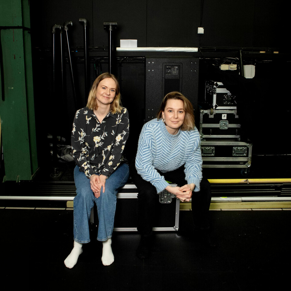 KVINNER: I Teater Hysteria er de to skuespillerne opptatt av dramatikk fra et kvinnelig perspektiv. Det er flest kvinner i helsefagarbeideryrket. KVINNER: I Teater Hysteria er de to skuespillerne opptatt av dramatikk fra et kvinnelig perspektiv. Det er flest kvinner i helsefagarbeideryrket.