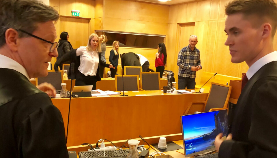 LEDERNES DAGER: Saksøkernes advokat Kjetil Edvardsen og Morten Mønnich. I bakgrunnen Aleris advokat og boledere. LEDERNES DAGER: Saksøkernes advokat Kjetil Edvardsen og Morten Mønnich. I bakgrunnen Aleris advokat og boledere.