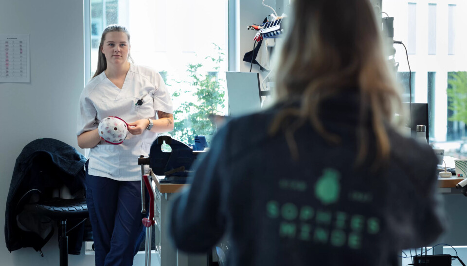 GOD STEMNING: Kollegene har hver sin arbeidsbenk, men sitter ganske tett på hverandre. Det gjør det lett å spørre og tulle. GOD STEMNING: Kollegene har hver sin arbeidsbenk, men sitter ganske tett på hverandre. Det gjør det lett å spørre og tulle.