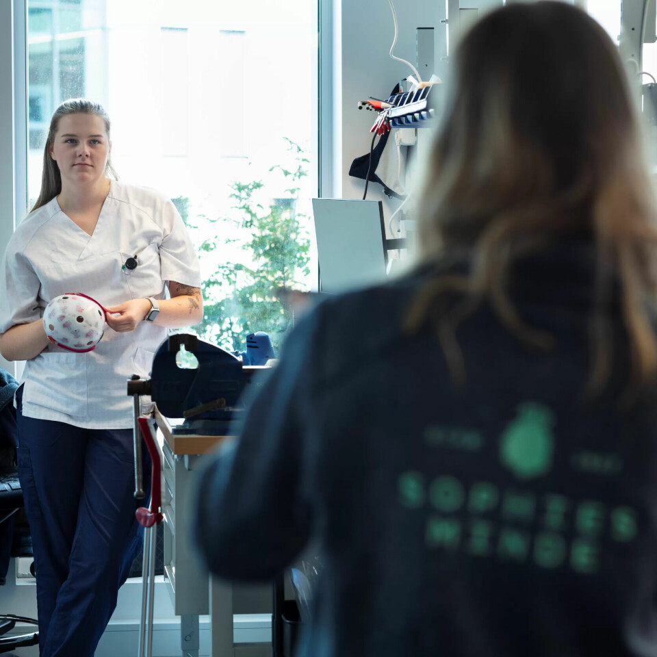 GOD STEMNING: Kollegene har hver sin arbeidsbenk, men sitter ganske tett på hverandre. Det gjør det lett å spørre og tulle. GOD STEMNING: Kollegene har hver sin arbeidsbenk, men sitter ganske tett på hverandre. Det gjør det lett å spørre og tulle.