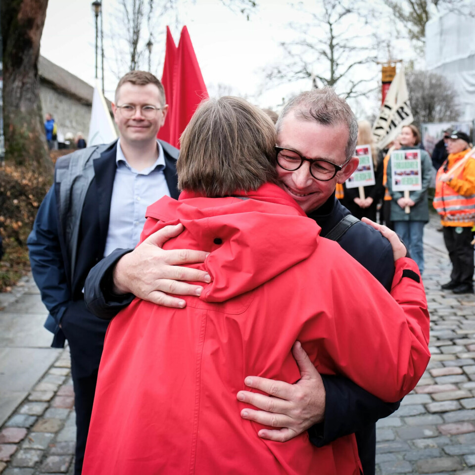 KOLLEGER: Christopher Beckham og Mette Nord før 1. mai-toget gikk. KOLLEGER: Christopher Beckham og Mette Nord før 1. mai-toget gikk.