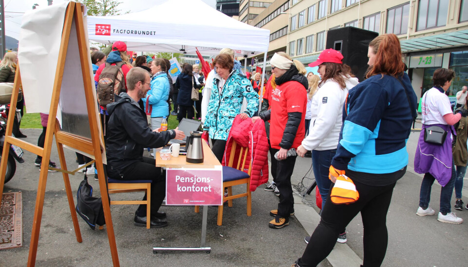PENSJONSKONTOR: Fagforbundets pensjonsekspert, Steinar Fuglevaag, hadde pensjonskontor på gata for å forklare hva streiken i Akasia egentlig handler om. PENSJONSKONTOR: Fagforbundets pensjonsekspert, Steinar Fuglevaag, hadde pensjonskontor på gata for å forklare hva streiken i Akasia egentlig handler om.