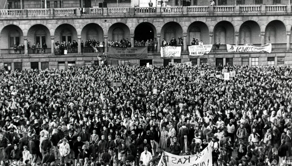 YOUNGSTORGET: 10.000 møtte opp på fagbevegelsens storstue og snudde ryggen til da Arne Myrdal kom til Oslo krystallnatta 9. november 1991. YOUNGSTORGET: 10.000 møtte opp på fagbevegelsens storstue og snudde ryggen til da Arne Myrdal kom til Oslo krystallnatta 9. november 1991.