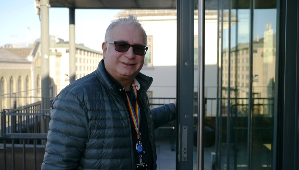 ERFARING: Monajemi er utdannet førskolelærer og har en halvferdig master, noen jusfag, ledelsesfag og spesialpedagogikk. – Det stilles etter hvert mer krav til utdanning for folk i min stilling, og vi har fått flere kolleger med doktorgrad. Så det er ikke sikkert jeg hadde fått jobben min i dag, sier Monajemi. ERFARING: Monajemi er utdannet førskolelærer og har en halvferdig master, noen jusfag, ledelsesfag og spesialpedagogikk. – Det stilles etter hvert mer krav til utdanning for folk i min stilling, og vi har fått flere kolleger med doktorgrad. Så det er ikke sikkert jeg hadde fått jobben min i dag, sier Monajemi.