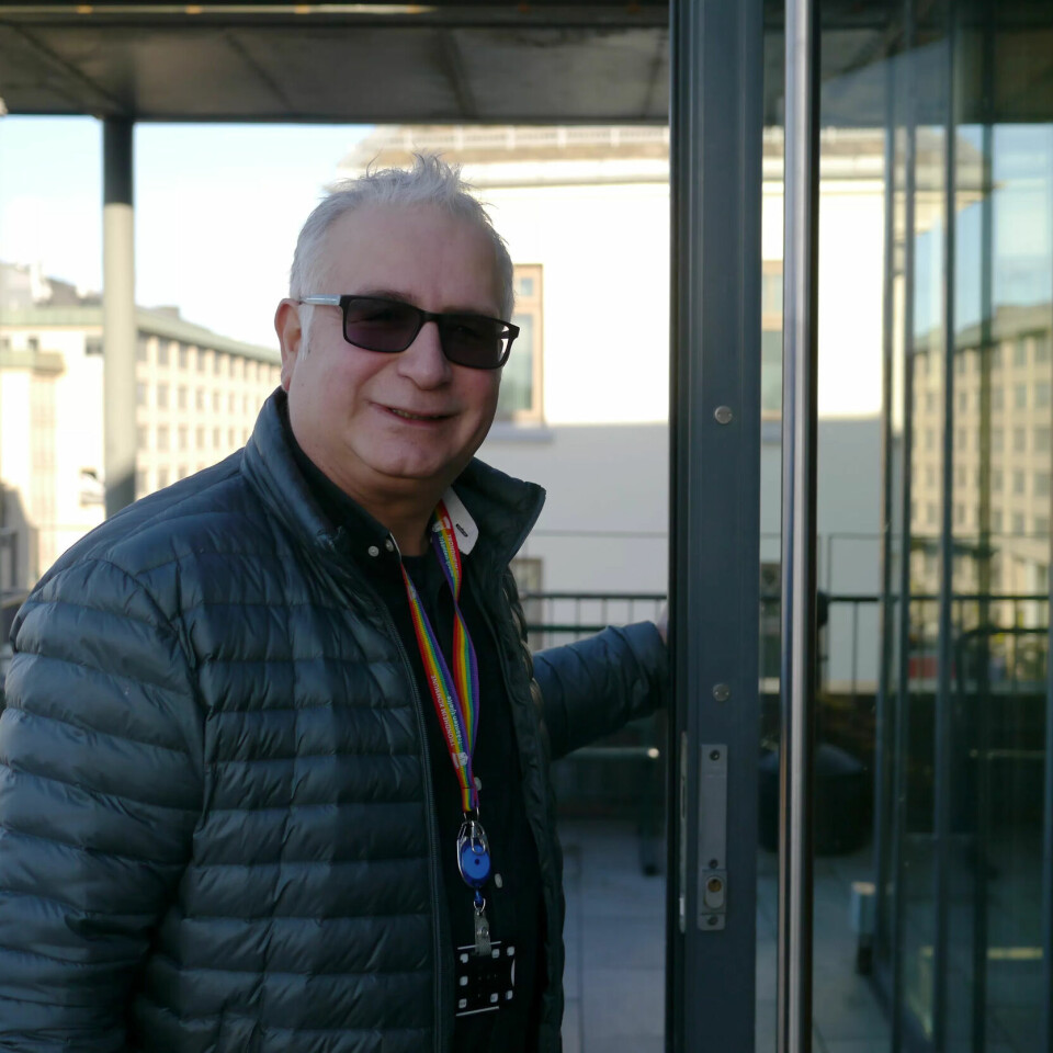 ERFARING: Monajemi er utdannet førskolelærer og har en halvferdig master, noen jusfag, ledelsesfag og spesialpedagogikk. – Det stilles etter hvert mer krav til utdanning for folk i min stilling, og vi har fått flere kolleger med doktorgrad. Så det er ikke sikkert jeg hadde fått jobben min i dag, sier Monajemi. ERFARING: Monajemi er utdannet førskolelærer og har en halvferdig master, noen jusfag, ledelsesfag og spesialpedagogikk. – Det stilles etter hvert mer krav til utdanning for folk i min stilling, og vi har fått flere kolleger med doktorgrad. Så det er ikke sikkert jeg hadde fått jobben min i dag, sier Monajemi.