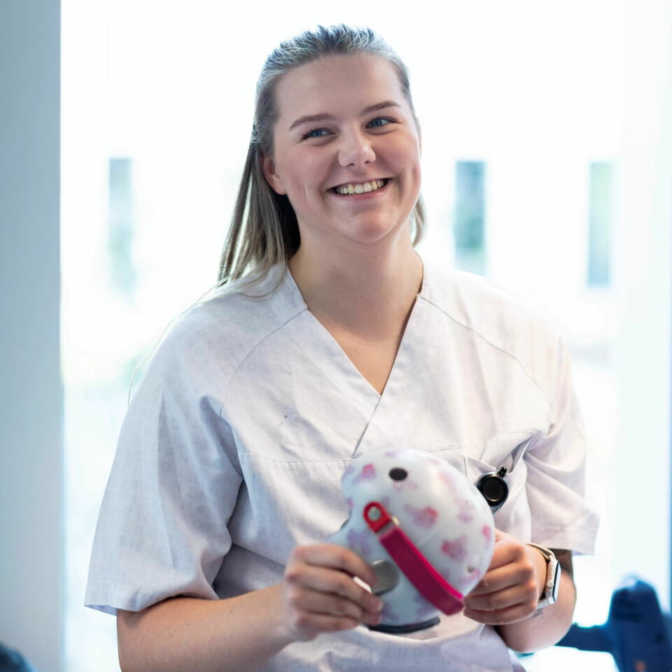 STOLT ØYEBLIKK: Med denne hjelmen, konstruert til en baby, tok Elisa Sæbø Sylta fagprøven. – Den kommer jeg alltid til å ha med meg, sier hun. STOLT ØYEBLIKK: Med denne hjelmen, konstruert til en baby, tok Elisa Sæbø Sylta fagprøven. – Den kommer jeg alltid til å ha med meg, sier hun.