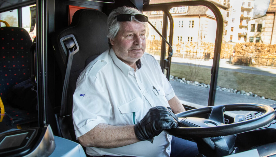 TURNUSLØS: Bussfører Petter Tømta kjørte turbuss før pandemien inntraff. Nå kjører han buss i indre by i Oslo, uten fast rute eller arbeidsturnus. TURNUSLØS: Bussfører Petter Tømta kjørte turbuss før pandemien inntraff. Nå kjører han buss i indre by i Oslo, uten fast rute eller arbeidsturnus.