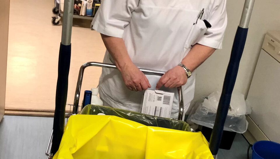 Lisbeth Borg Johansen har gjort klar smitteverntralla. På sykehjemmet kan man ikke bare stenge ved et eventuelt utbrudd. Lisbeth Borg Johansen har gjort klar smitteverntralla. På sykehjemmet kan man ikke bare stenge ved et eventuelt utbrudd.