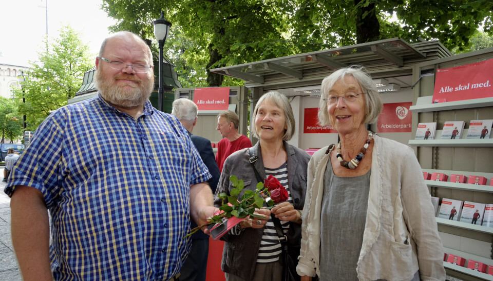 ROSER TIL GLEDE: Rosene som Ap-medlem og sekretær i Fagforbundet helse, sosial og velferd i Oslo, Steinar Hansgaard deler ut, skaper ikke bare glede hos dem som får, men også glede og bedre kår hos dem som produserer rosene. Camilla Persson (i midten) og Nina E. Haavie synes det er bra at partiet er bevisst om hvordan valgkampmateriellet deres blir produsert. ROSER TIL GLEDE: Rosene som Ap-medlem og sekretær i Fagforbundet helse, sosial og velferd i Oslo, Steinar Hansgaard deler ut, skaper ikke bare glede hos dem som får, men også glede og bedre kår hos dem som produserer rosene. Camilla Persson (i midten) og Nina E. Haavie synes det er bra at partiet er bevisst om hvordan valgkampmateriellet deres blir produsert.