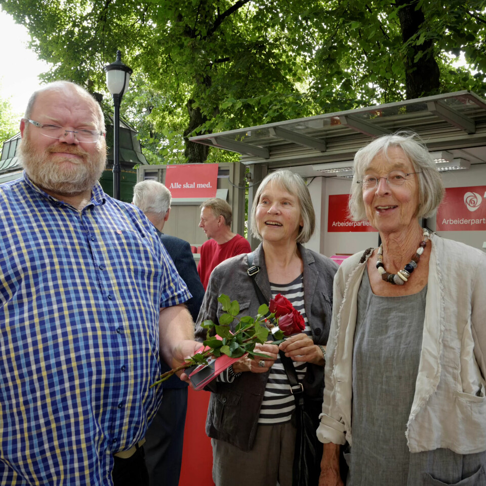 ROSER TIL GLEDE: Rosene som Ap-medlem og sekretær i Fagforbundet helse, sosial og velferd i Oslo, Steinar Hansgaard deler ut, skaper ikke bare glede hos dem som får, men også glede og bedre kår hos dem som produserer rosene. Camilla Persson (i midten) og Nina E. Haavie synes det er bra at partiet er bevisst om hvordan valgkampmateriellet deres blir produsert. ROSER TIL GLEDE: Rosene som Ap-medlem og sekretær i Fagforbundet helse, sosial og velferd i Oslo, Steinar Hansgaard deler ut, skaper ikke bare glede hos dem som får, men også glede og bedre kår hos dem som produserer rosene. Camilla Persson (i midten) og Nina E. Haavie synes det er bra at partiet er bevisst om hvordan valgkampmateriellet deres blir produsert.