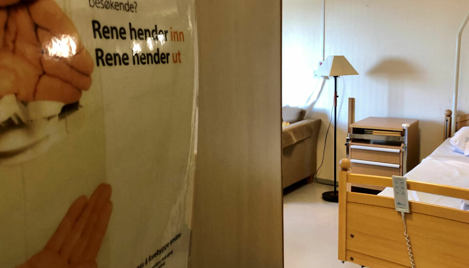 ADVARSEL: Ikke en dør uten plakat med oppfordring til å desinfisere hendene. På et sykehjem vil man ikke ha smitte. ADVARSEL: Ikke en dør uten plakat med oppfordring til å desinfisere hendene. På et sykehjem vil man ikke ha smitte.