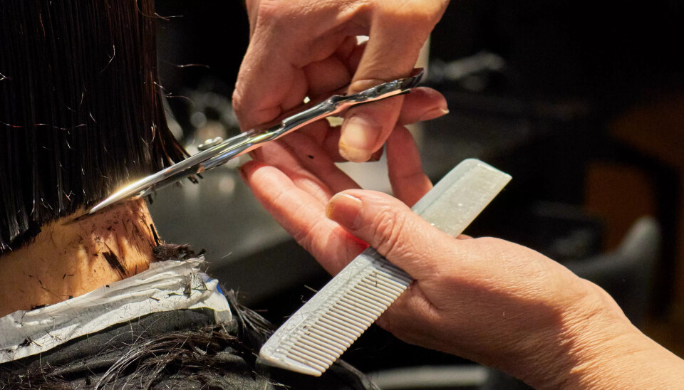 Frisørsalonger sliter med å tiltrekke seg kunder under koronanedstengingen. Mange må nå permittere ansatte. (Illustrasjonsfoto) Frisørsalonger sliter med å tiltrekke seg kunder under koronanedstengingen. Mange må nå permittere ansatte. (Illustrasjonsfoto)