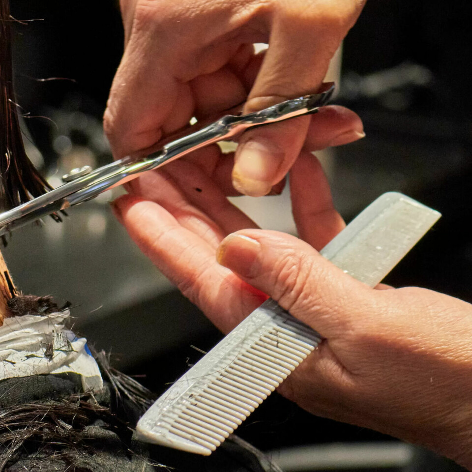 Frisørsalonger sliter med å tiltrekke seg kunder under koronanedstengingen. Mange må nå permittere ansatte. (Illustrasjonsfoto) Frisørsalonger sliter med å tiltrekke seg kunder under koronanedstengingen. Mange må nå permittere ansatte. (Illustrasjonsfoto)
