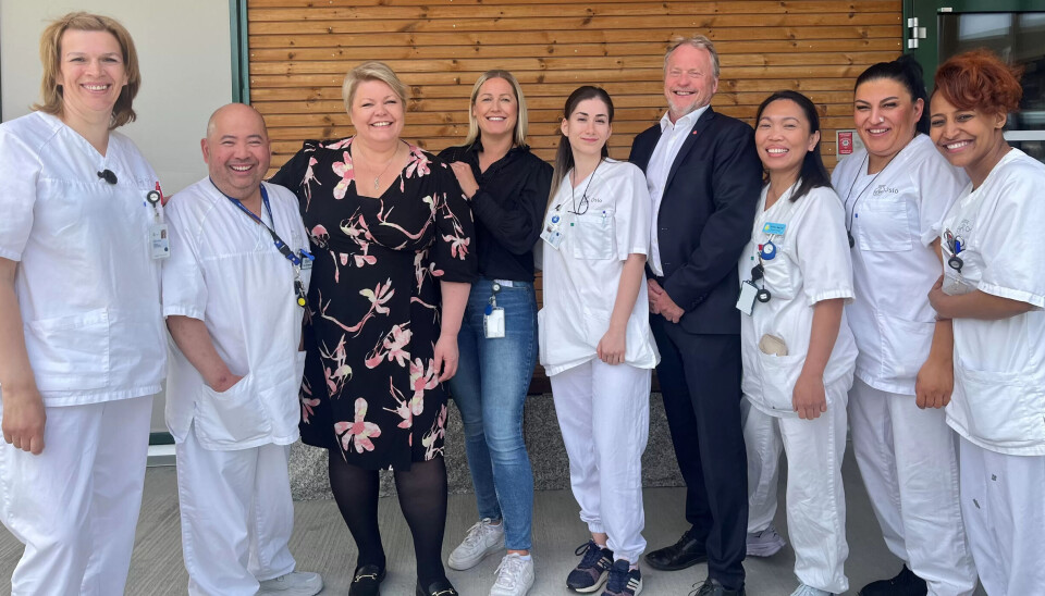 KOMPETANSELØFT: Raymond Johansen (nummer fire fra høyre) og Marthe Scharning Lund (nummer tre fra venstre) sammen med ansatte på Lindeberghjemmet. KOMPETANSELØFT: Raymond Johansen (nummer fire fra høyre) og Marthe Scharning Lund (nummer tre fra venstre) sammen med ansatte på Lindeberghjemmet.