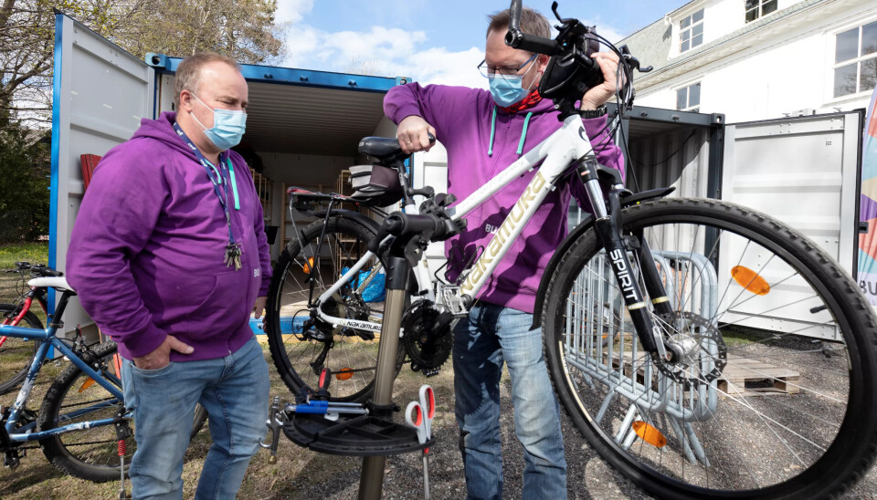 FIKSER: Rune Bjelkarøy (t.h.), leder for BUA i Lier og Per-Ivar Karlsen, leder på BUA Verksted og stedets lokale Reodor Felgen. FIKSER: Rune Bjelkarøy (t.h.), leder for BUA i Lier og Per-Ivar Karlsen, leder på BUA Verksted og stedets lokale Reodor Felgen.