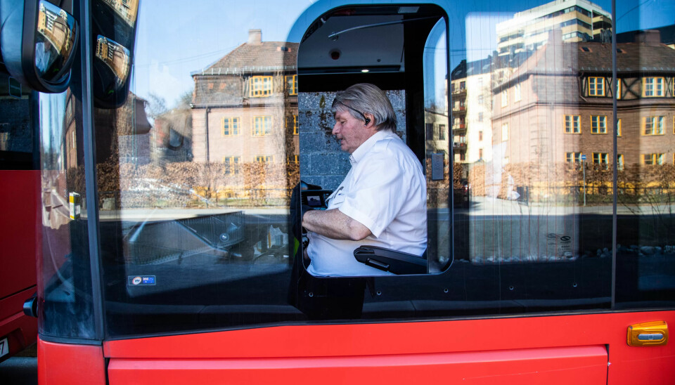 JOBBYTTE: Ryggproblemer gjorde at Petter Tømta skiftet yrke fra pølsemaker til bussfører. JOBBYTTE: Ryggproblemer gjorde at Petter Tømta skiftet yrke fra pølsemaker til bussfører.
