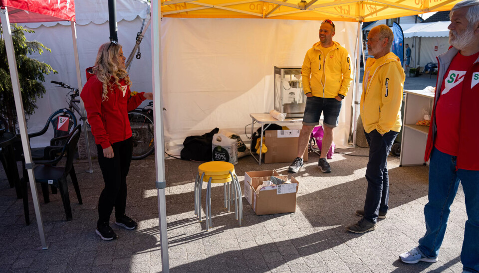 Det er tidlig morgen og Jeanette Lea Romslo slår av en prat med politikerne i naboteltet, ordførerkandidat Andreas Bjorland og ordfører Jonas Skrettingland, begge fra KrF. Til høyre står Sigve Romslo, Jeanettes pappa. Det er tidlig morgen og Jeanette Lea Romslo slår av en prat med politikerne i naboteltet, ordførerkandidat Andreas Bjorland og ordfører Jonas Skrettingland, begge fra KrF. Til høyre står Sigve Romslo, Jeanettes pappa.