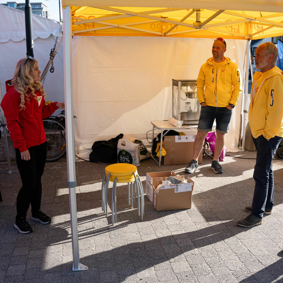Det er tidlig morgen og Jeanette Lea Romslo slår av en prat med politikerne i naboteltet, ordførerkandidat Andreas Bjorland og ordfører Jonas Skrettingland, begge fra KrF. Til høyre står Sigve Romslo, Jeanettes pappa. Det er tidlig morgen og Jeanette Lea Romslo slår av en prat med politikerne i naboteltet, ordførerkandidat Andreas Bjorland og ordfører Jonas Skrettingland, begge fra KrF. Til høyre står Sigve Romslo, Jeanettes pappa.