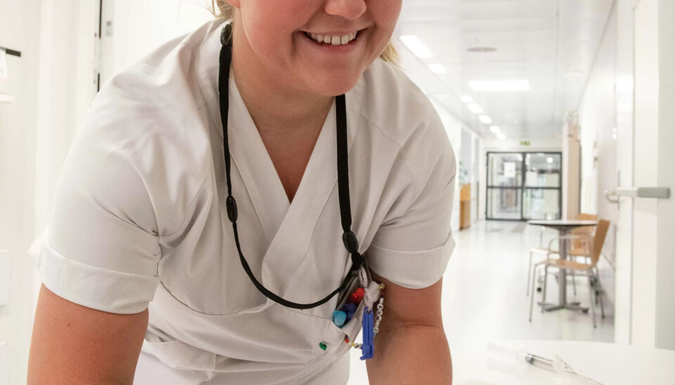 Gjennom trainee-programmet har helsefagarbeider Mathilde Linna fått kompetanse til å gjøre arbeidsoppgaver som å legge inn venflon og ta blodprøver. Gjennom trainee-programmet har helsefagarbeider Mathilde Linna fått kompetanse til å gjøre arbeidsoppgaver som å legge inn venflon og ta blodprøver.