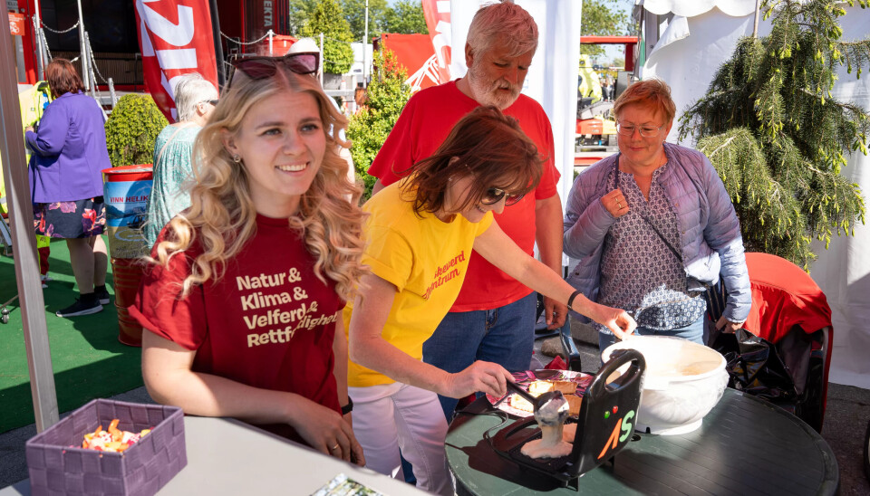 Når det er Nærbø-dager stimler folk til. Pappa Sigve Romslo får hjelp med vaffeljernet, mens Jeanette Lea Romslo sanker stemmer. Når det er Nærbø-dager stimler folk til. Pappa Sigve Romslo får hjelp med vaffeljernet, mens Jeanette Lea Romslo sanker stemmer.