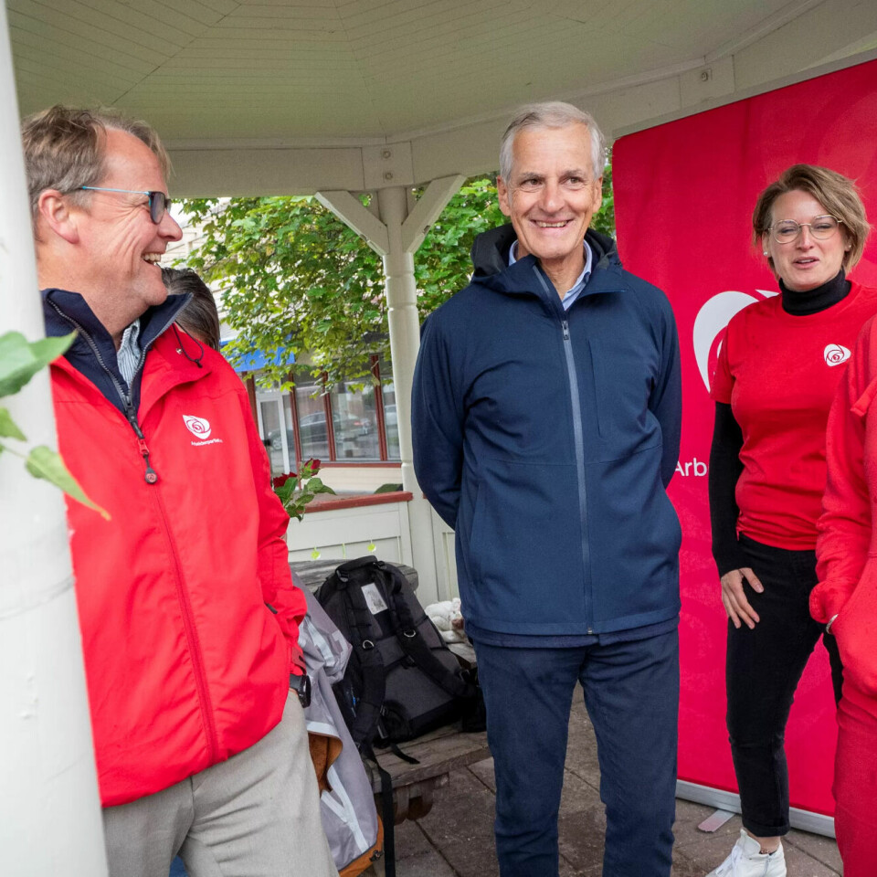 Statsminister Jonas Gahr Støre besøkte mandag Arbeiderpartiets stand på Schrøders plass i Brønnøysund. Her sammen med f.v.: André Møller, ordfører i Vega kommune, Hilde Sprækenhus, 7.-kandidat for fylkeslista for Nordland og Siv Aglen, ordførerkandidat i Brønnøy kommune. Statsminister Jonas Gahr Støre besøkte mandag Arbeiderpartiets stand på Schrøders plass i Brønnøysund. Her sammen med f.v.: André Møller, ordfører i Vega kommune, Hilde Sprækenhus, 7.-kandidat for fylkeslista for Nordland og Siv Aglen, ordførerkandidat i Brønnøy kommune.