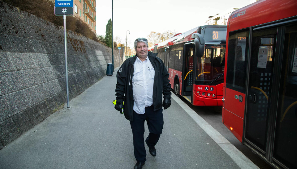 BUSSENTUSIAST: Bussfører Petter Tømta er veldig glad i å kjøre buss, og liker godt 20-bussen som går fra vest til øst i Oslo. BUSSENTUSIAST: Bussfører Petter Tømta er veldig glad i å kjøre buss, og liker godt 20-bussen som går fra vest til øst i Oslo.