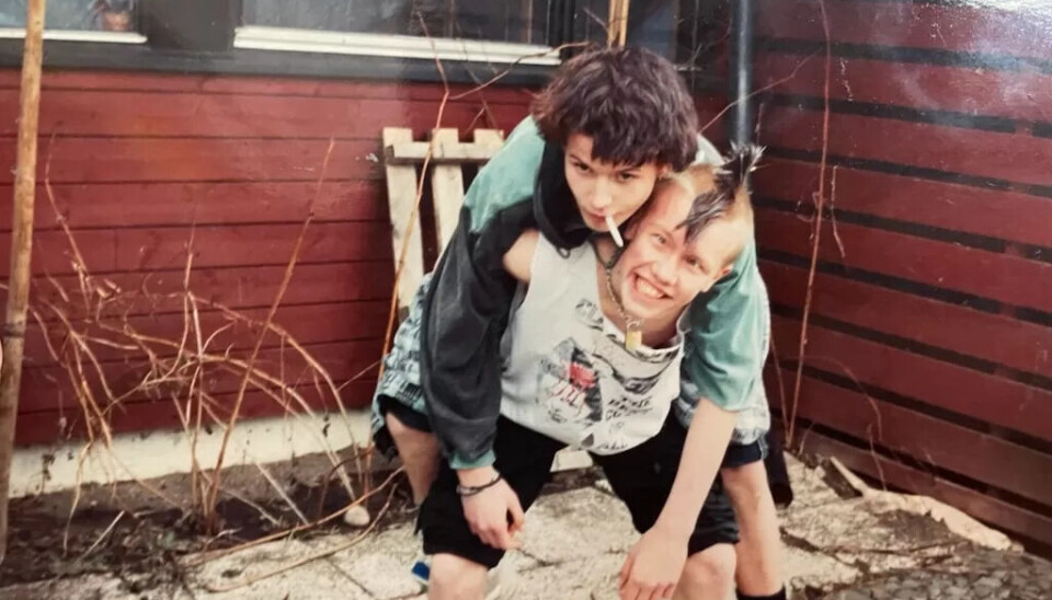 PØNKER: Allerede som 11-åring startet Bals og to kompiser pønkebandet «Amok». Det begynte med musikk og fandenivoldsk humor, som sømløst gled over i et politisk engasjement. I dag har han et svært disiplinert forhold til aktivismen - han står som regel opp mellom 5-6 for å skrive. PØNKER: Allerede som 11-åring startet Bals og to kompiser pønkebandet «Amok». Det begynte med musikk og fandenivoldsk humor, som sømløst gled over i et politisk engasjement. I dag har han et svært disiplinert forhold til aktivismen - han står som regel opp mellom 5-6 for å skrive.