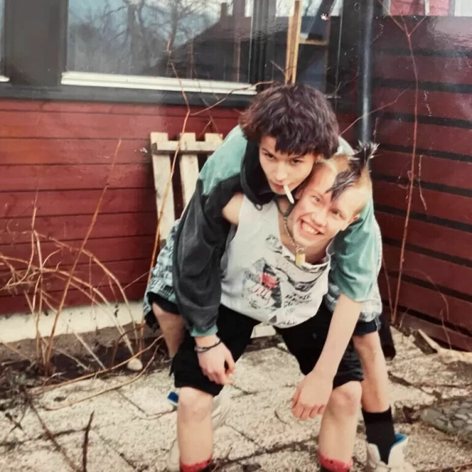PØNKER: Allerede som 11-åring startet Bals og to kompiser pønkebandet «Amok». Det begynte med musikk og fandenivoldsk humor, som sømløst gled over i et politisk engasjement. I dag har han et svært disiplinert forhold til aktivismen - han står som regel opp mellom 5-6 for å skrive. PØNKER: Allerede som 11-åring startet Bals og to kompiser pønkebandet «Amok». Det begynte med musikk og fandenivoldsk humor, som sømløst gled over i et politisk engasjement. I dag har han et svært disiplinert forhold til aktivismen - han står som regel opp mellom 5-6 for å skrive.