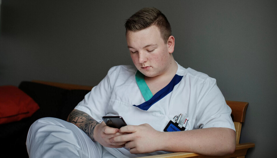 FACEBOOK-ALARM: Anders Strand skal bli helsefagarbeider, og ringte 113 da han så Facebook-meldingen fra en mann med ekstremt høyt blodsukker. FACEBOOK-ALARM: Anders Strand skal bli helsefagarbeider, og ringte 113 da han så Facebook-meldingen fra en mann med ekstremt høyt blodsukker.