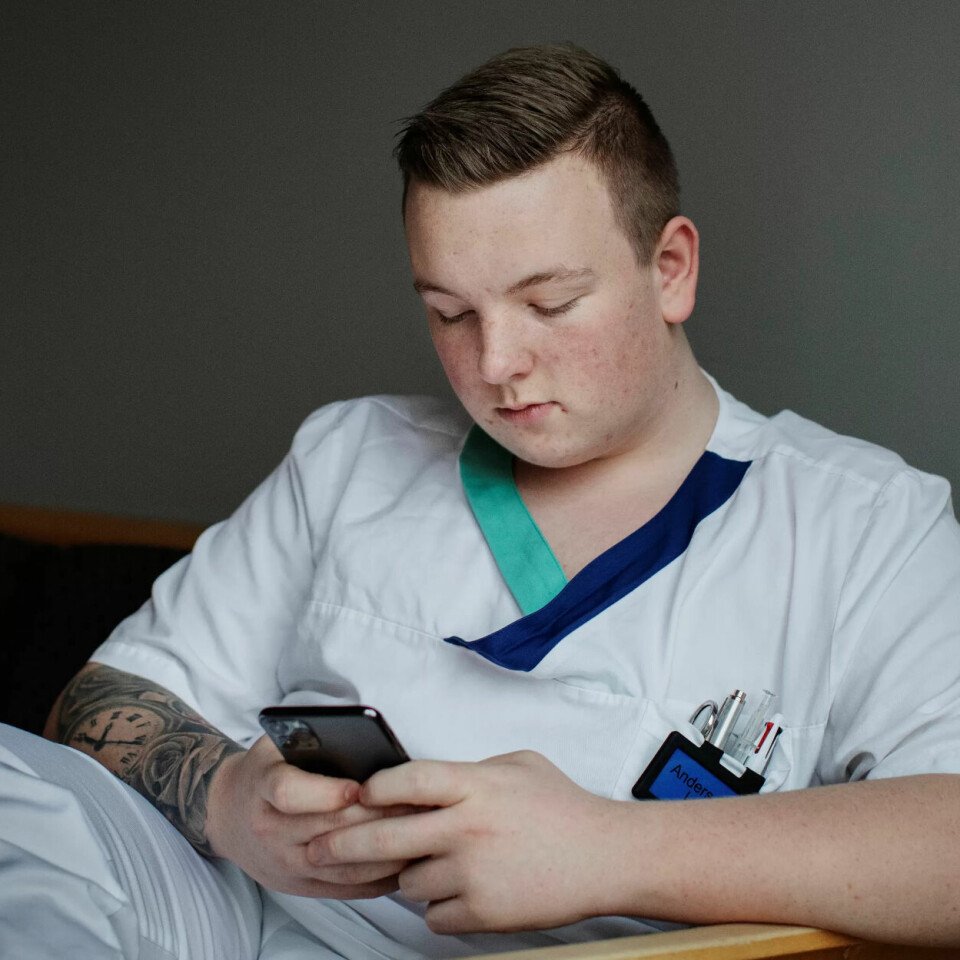 FACEBOOK-ALARM: Anders Strand skal bli helsefagarbeider, og ringte 113 da han så Facebook-meldingen fra en mann med ekstremt høyt blodsukker. FACEBOOK-ALARM: Anders Strand skal bli helsefagarbeider, og ringte 113 da han så Facebook-meldingen fra en mann med ekstremt høyt blodsukker.