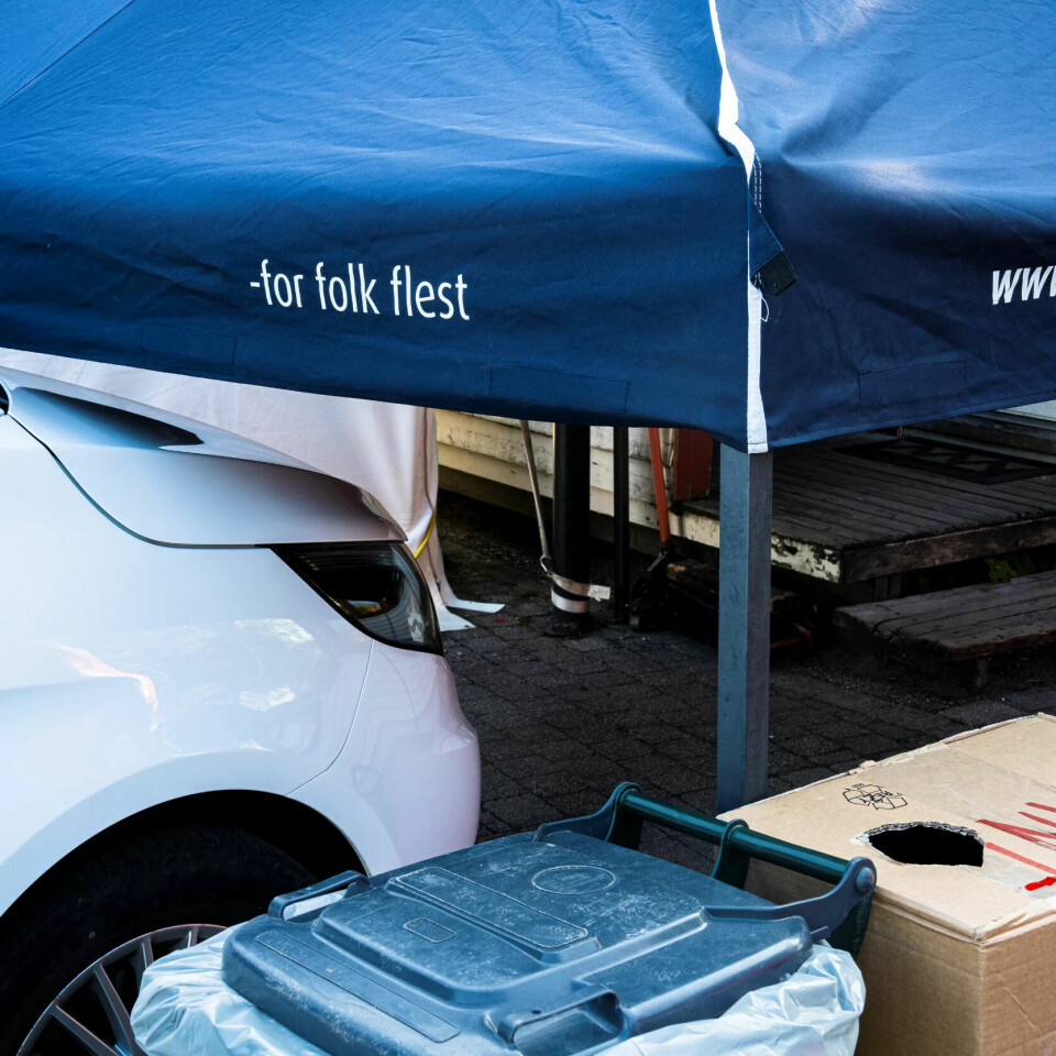 Romslo ble så provosert da Frp kom inn i regjering, at hun meldte seg inn i SU. Her fra Frps valgstand på Nærbø, før åpning. Romslo ble så provosert da Frp kom inn i regjering, at hun meldte seg inn i SU. Her fra Frps valgstand på Nærbø, før åpning.